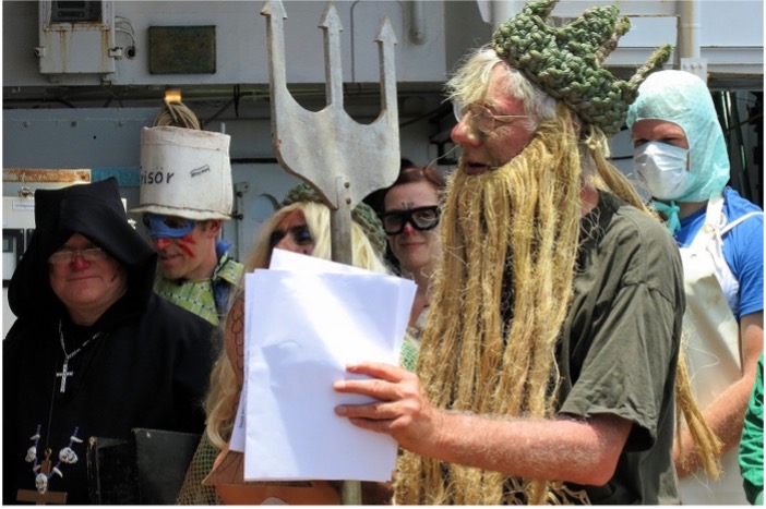 Aequatorueberquerung II Äquatortaufe mit verkleideten Menschen z.B. als Wassermann