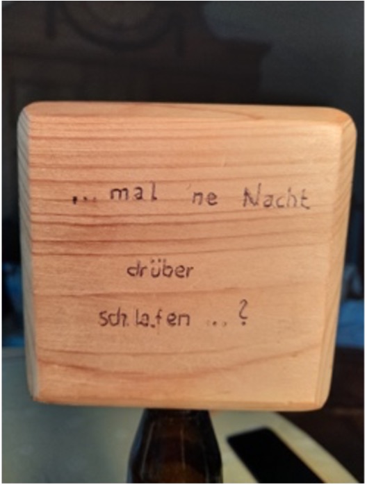 Holzwürfel Eine Nacht drueber schlafen Eine Seite von einem Holzwürfel mit der Inschrift -- mal ne Nacht drüber schlafen...?